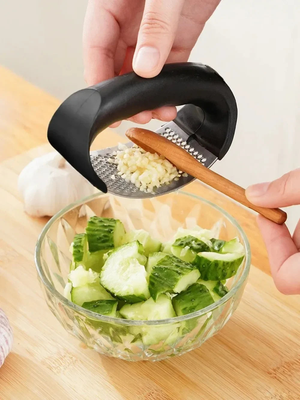 1Pcs Garlic Press Tools Manual Ring Garlic Peeler Stainless Steel Crusher Chopped Chopper Kitchen Gadgets Dining Bar Home Garden